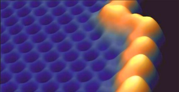 STM-Visualisierung einer elektronischen Oberfläche mit hervorgehobenen Elektronendichten.